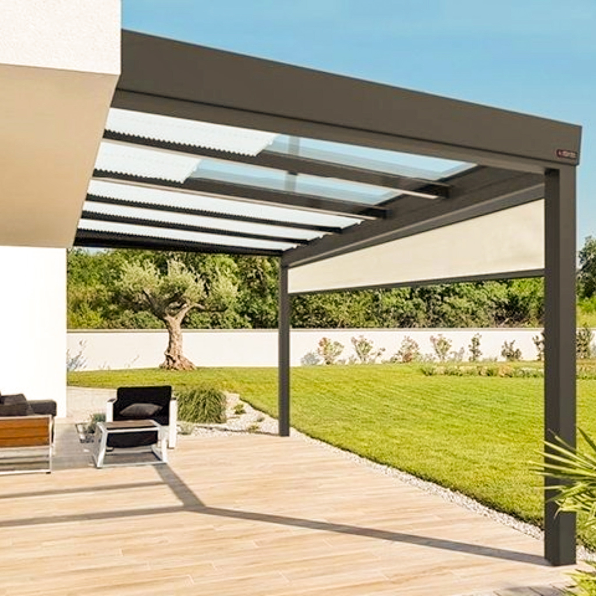 Pergola adossée gris anthracite avec toit partiellement vitré et store latéral déroulant, installée sur une terrasse moderne.