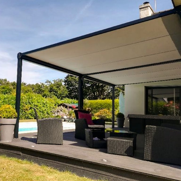 Pergola d'extérieur noire avec toile d'ombrage installée près d'une piscine