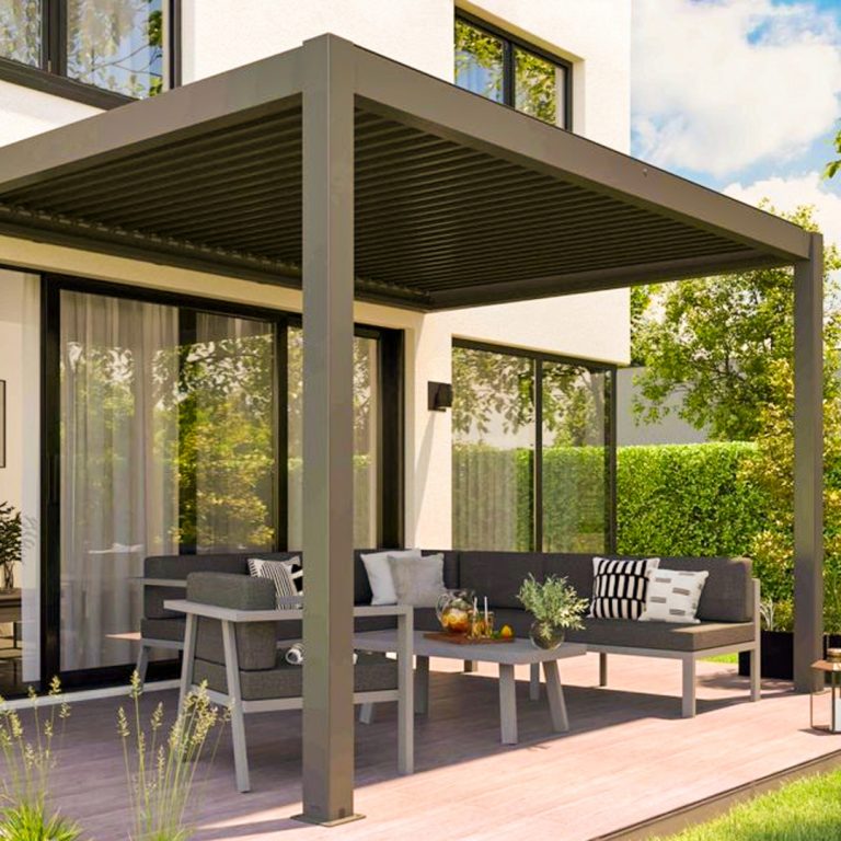 Pergola bioclimatique adossée en aluminium gris anthracite sur terrasse contemporaine