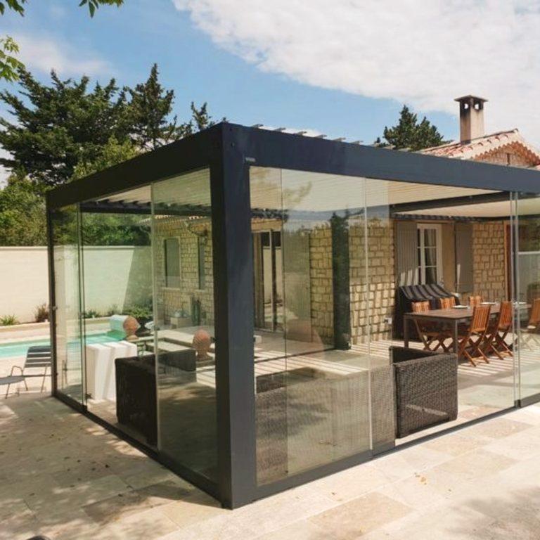 Pergola en aluminium équipée de baies vitrées coulissantes ouvrant sur le jardin