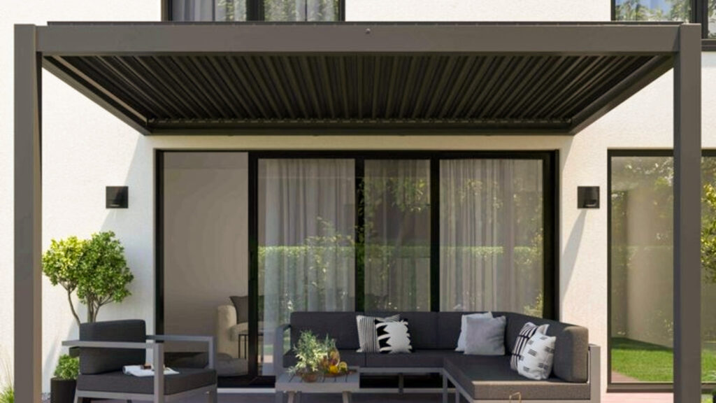 Pergola bioclimatique adossée gris foncé sur une terrasse