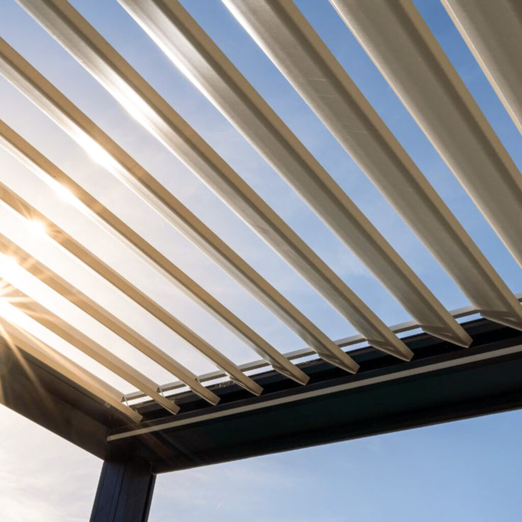 Zoom sur les lames orientables d'une pergola