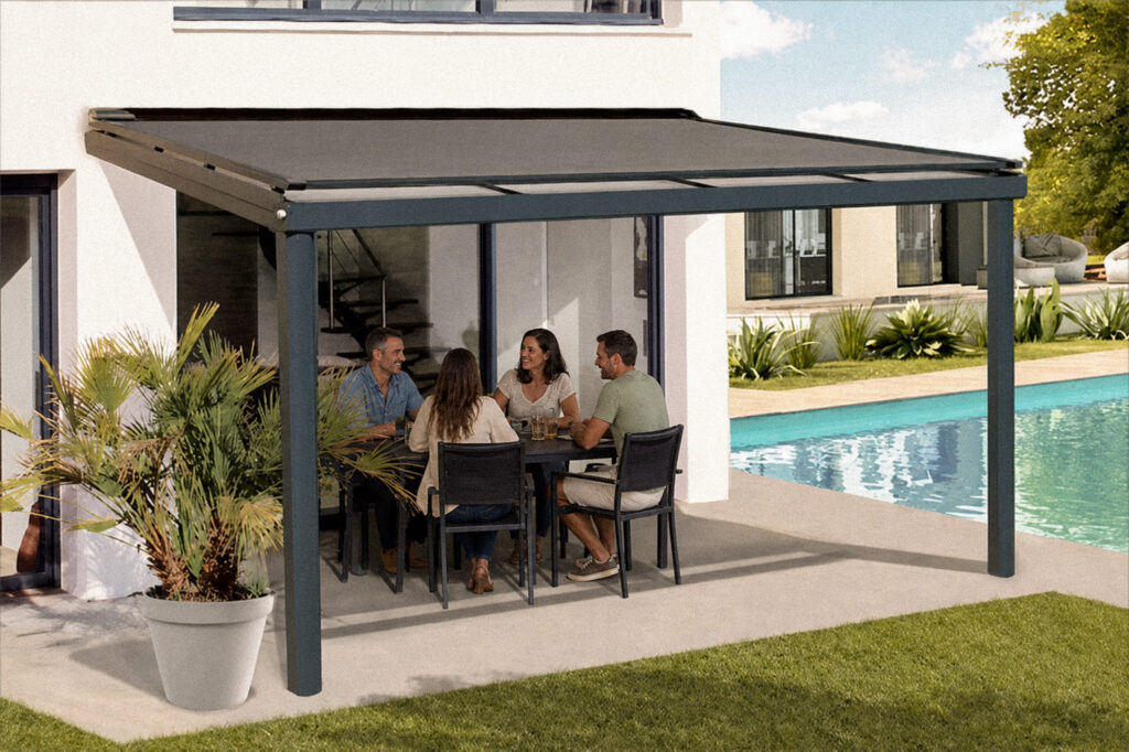Personnes autour d'une table sous une pergola bioclimatique
