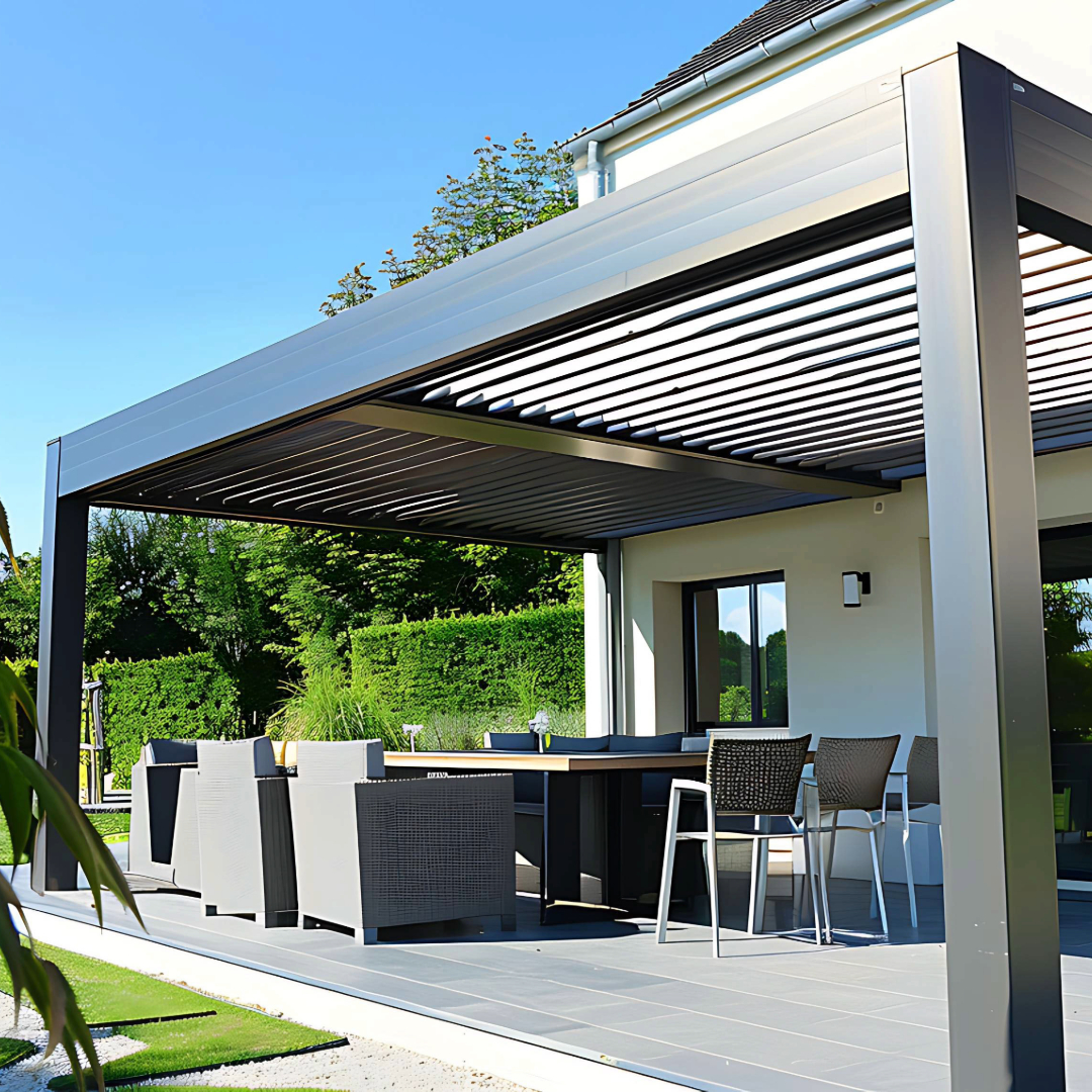 Pergola bioclimatique adossée installée au-dessus d'une baie vitrée moderne